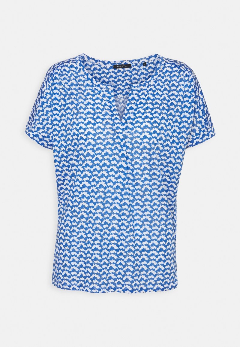 Blusa corta a maniche corte blu e bianca con scollatura a V e un motivo a nuvole ripetuto su un tessuto leggero e trasparente.