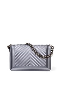 Borsa a tracolla argento trapuntata con motivo a zigzag, dotata di catena metallica e design strutturato. Texture liscia con bordi in contrasto.