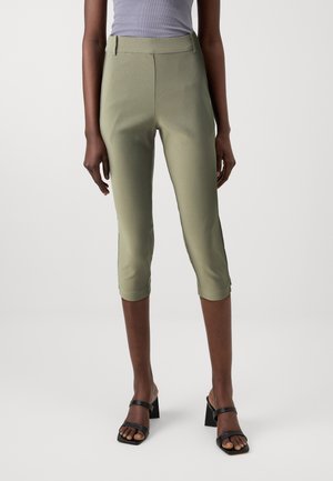 VICARGO CAPRI - Jeansshorts - ivy green