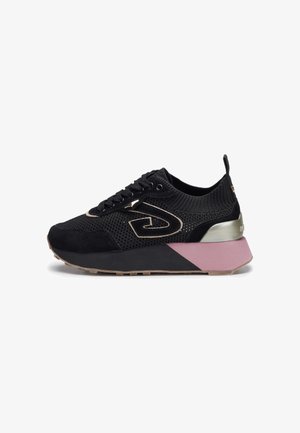 Sneaker in maglia nera con chiusura frontale a lacci, suola spessa nera e rosa, logo beige ricamato e dettaglio sul tallone in argento metallizzato.