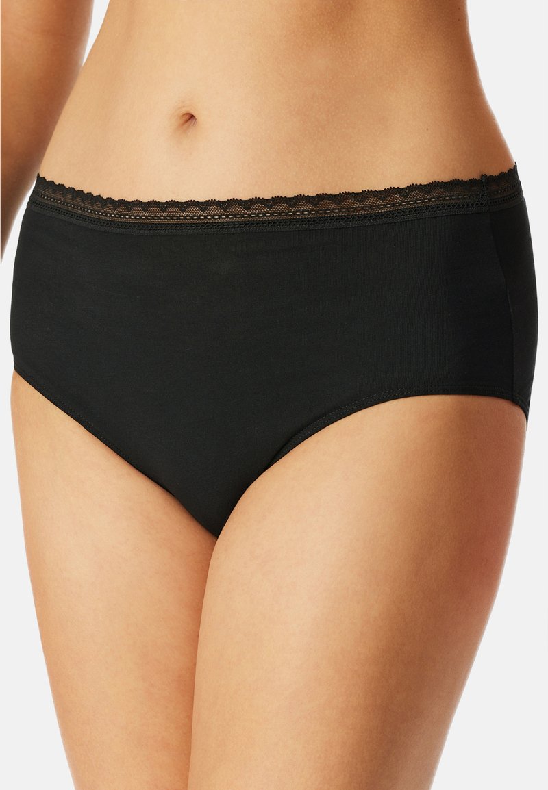 Culotte taille haute en coton noir avec une bordure en dentelle à la taille. Texture lisse, design offrant une couverture complète.