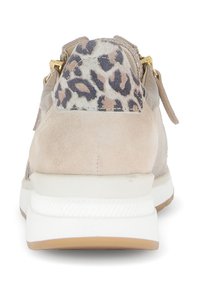 Beige Wildleder-Sneaker mit Leopardenmuster an der Ferse, goldenen Hardware-Akzenten und einer weißen Sohle mit strukturiertem Gummi.