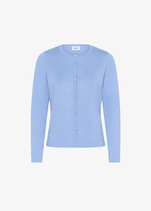 Cardigan bleu clair en tricot doux, avec un col rond, des manches longues et des boutons en perle sur le devant.