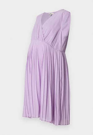 Lavendelfarbendes, plissiertes Kleid mit V-Ausschnitt und kurzen Ärmeln, entworfen für die Schwangerschaft, aus weichem, leichtem Stoff.