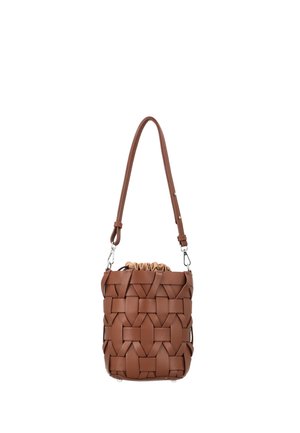 Geantă bucket maro din piele cu barete late împletite, curea de umăr reglabilă și închidere cu șnur din material bej în interior.