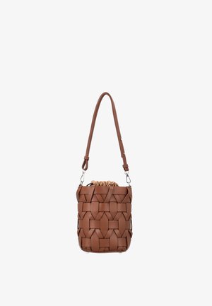 Bruine leren bucketbag met brede geweven riemen, verstelbare schouderriem en beige stoffen trekkoordsluiting aan de binnenkant.