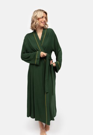 Robe verte en tissu doux avec un design enroulé, ornée de passepoils jaunes le long des bords et d'une ceinture à la taille. Manches longues.