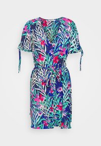 Abito a maniche corte con un motivo floreale nei toni del rosa e del verde su uno sfondo blu navy. Include una vita legata e una scollatura a V.