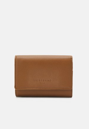 Braune Lederbörse mit strukturiertem Oberflächen, ausgestattet mit einem Klappenverschluss und dem geprägten Markennamen "LIEBESKIND" auf der Vorderseite.