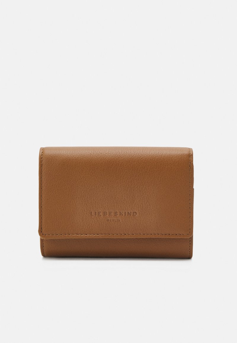 Portefeuille en cuir marron avec une surface texturée, doté d'une fermeture à rabat et du nom de marque embossé "LIEBESKIND" sur le devant.