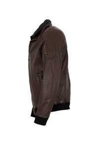 Braune Lederjacke mit Reißverschlusstaschen, gerippten Bündchen und Saum sowie einer Reißverschlusstasche am oberen linken Ärmel, seitlich gezeigt.