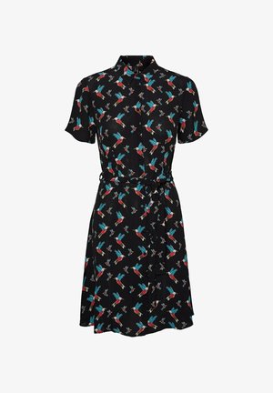 Černé košilové šaty s krátkým rukávem, zdobené květinovým vzorem v červené a tyrkysové barvě, s páskem v oblasti pasu a splývavou sukní.