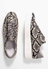 Sneakers z czarnym i szarym wzorem wężowej skóry, teksturowanym cholewką oraz szarymi satynowymi sznurowadłami, z białą, żebrowaną podeszwą.