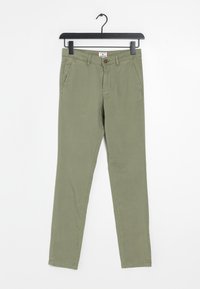 Pantaloni in cotone verde oliva, a taglio slim, con due tasche frontali, chiusura a bottone e cintura con passanti. Texture liscia e design su misura.