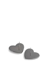 Boucles d'oreilles en argent en forme de cœur, avec une finition polie, présentant un design à tige. Texture lisse et couleur sombre uniforme.