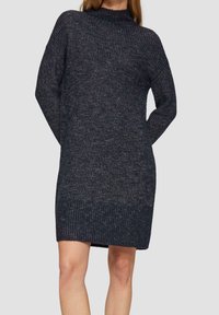 Vestido de punto en azul marino oscuro con un cuello alto, mangas largas y dobladillo acanalado. Tejido texturizado con sutiles destellos de luz. Ajuste cómodo.