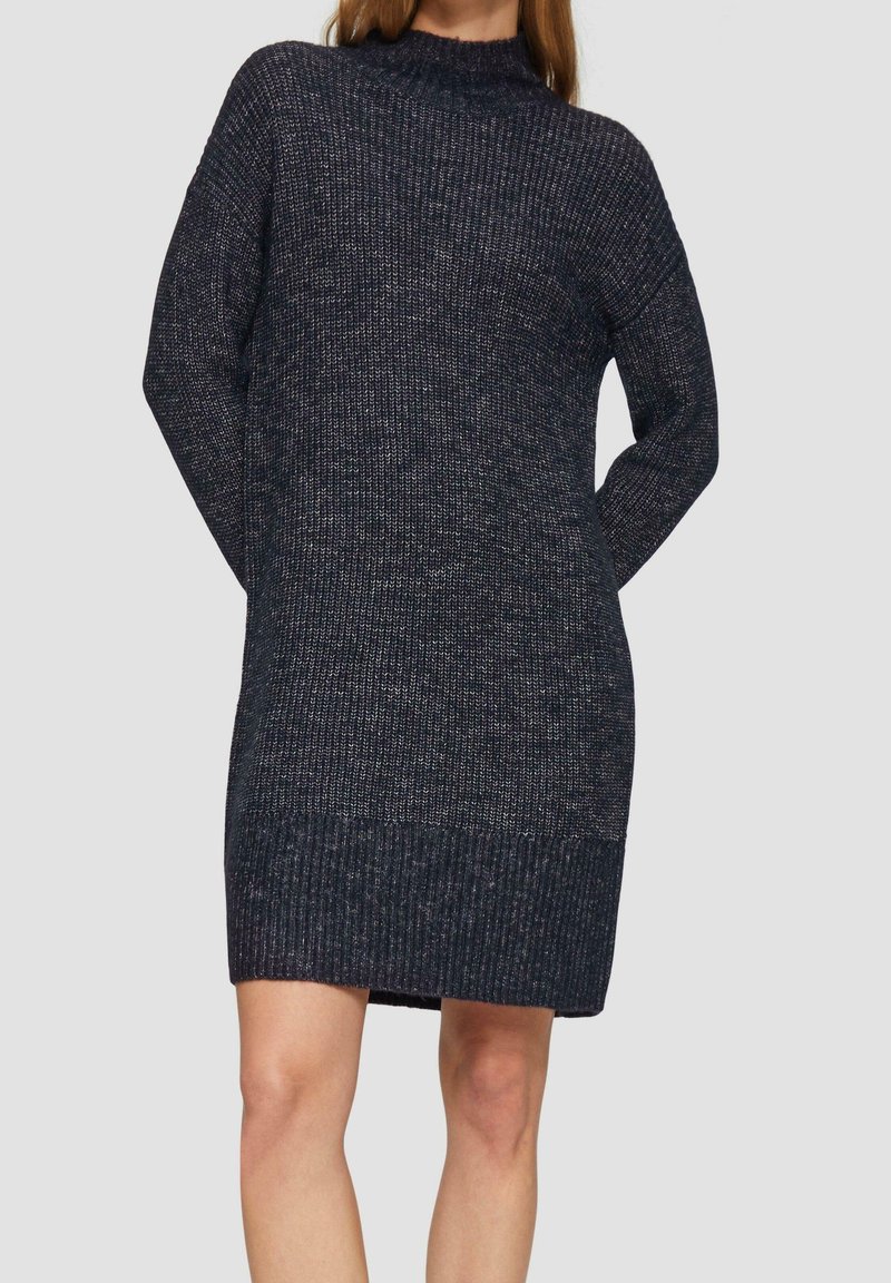 Vestido de punto en azul marino oscuro con un cuello alto, mangas largas y dobladillo acanalado. Tejido texturizado con sutiles destellos de luz. Ajuste cómodo.