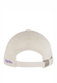 Căciulă de culoare crem, realizată din bumbac, cu orificii cusute și cataramă metalică ajustabilă. "Lil Miss" brodată în mov.