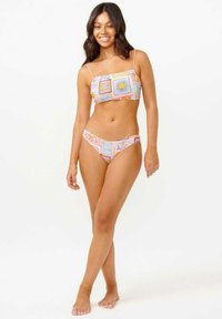 Conjunto de bikini que presenta un top bandeau con estampado y una parte inferior de tiro bajo en colores pastel, con motivos de sol y estrellas, fabricado en tejido suave.