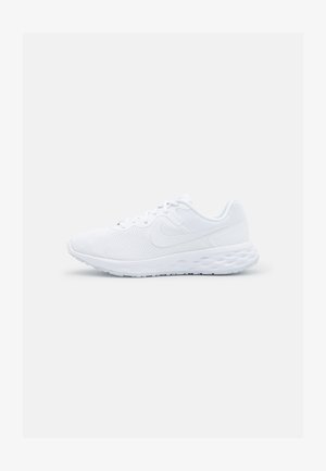 Białe buty sportowe z siateczkową cholewką, zaokrąglonym noskiem, wyściełanym kołnierzem i amortyzowaną podeszwą. Na bocznej stronie delikatne logo Nike.