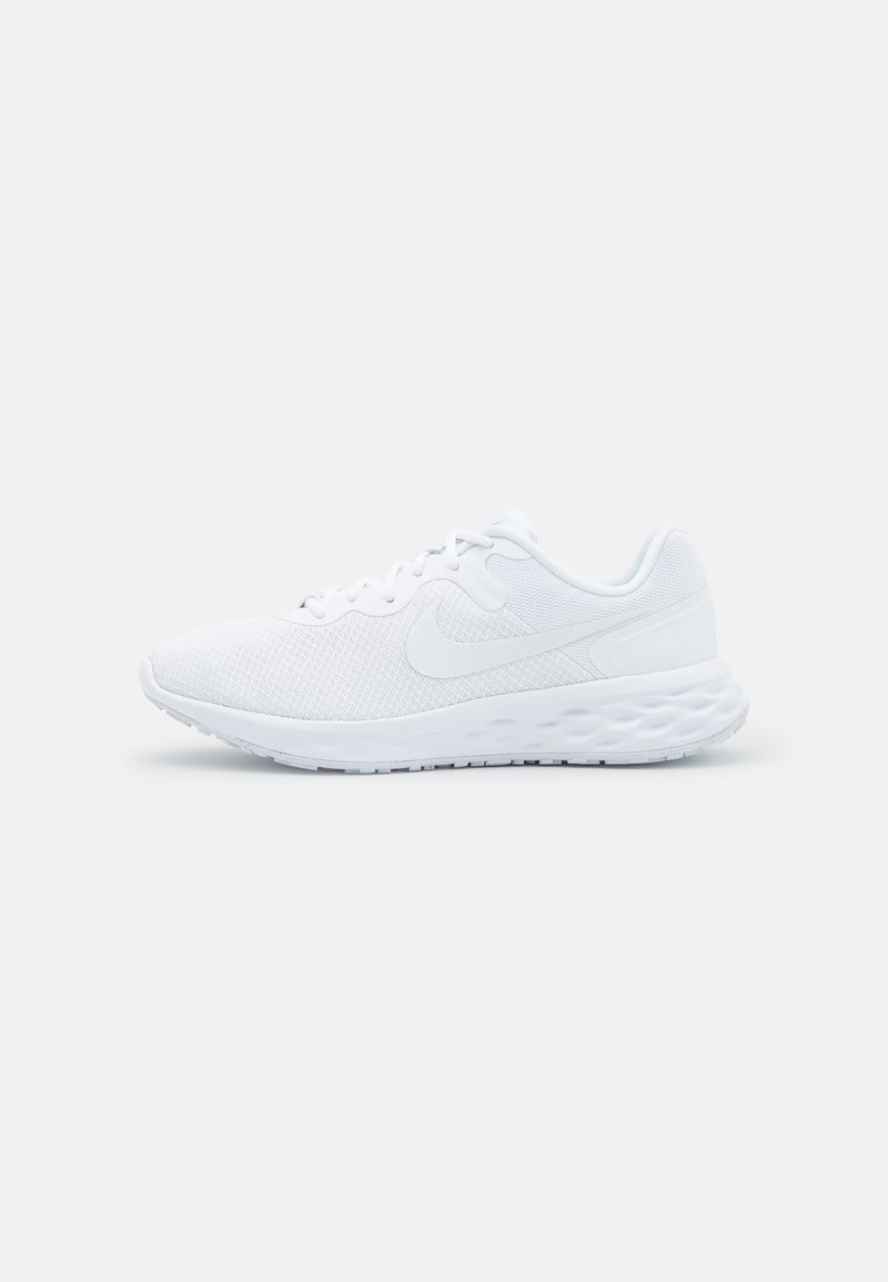 Pantofi sport albi cu un material din plasă, vârf rotunjit, guler căptușit și talpă amortizată. Prezintă un logo Nike subtil pe lateral.