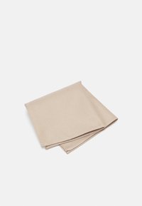 Beige Stoffserviette, strukturiertes Gewebe mit einem dezenten Muster, ordentlich zu einer quadratischen Form gefaltet. An den Kanten sind zwei Lagen sichtbar.