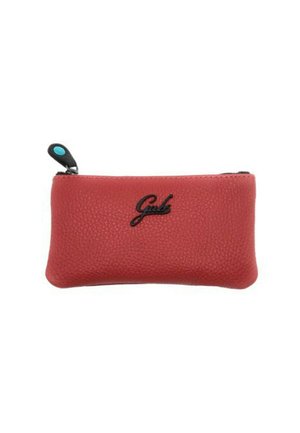 Porta monete in pelle rossa con superficie texturizzata, zip nera e un accento blu sul tirante della zip. Presenta un logo "Gabs" sulla parte anteriore.