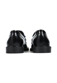 Czarne skórzane buty z wypolerowanym wykończeniem, z niskim obcasem, prostym wzorem i subtelnymi detalami szewskimi z tyłu.