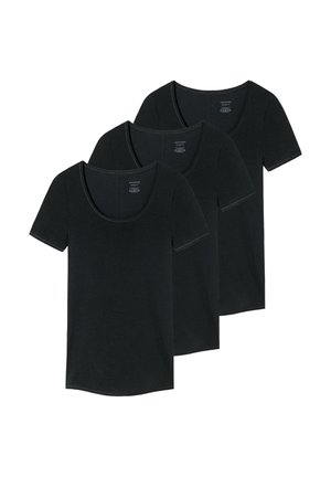Trzy proste czarne koszulki z krótkim rękawem i okrągłym dekoltem, ułożone nakładające się na sobie na białym tle.