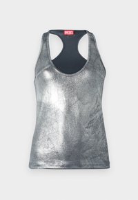 Silvrig metallisk ärmlös tanktopp med rund halsringning och racerback-design, med en röd etikett bak. Slät textur.