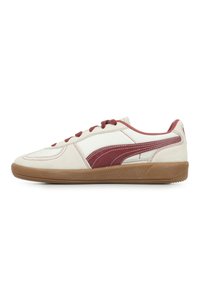 Sneaker bianco e bordeaux con tomaia in suede e pelle, suola in gomma texturizzata, punta rotonda e dettagli di cucitura a contrasto.