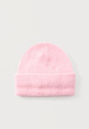 Bonnet en maille rose douce et côtelée avec un revers plié, présenté sur un fond neutre.
