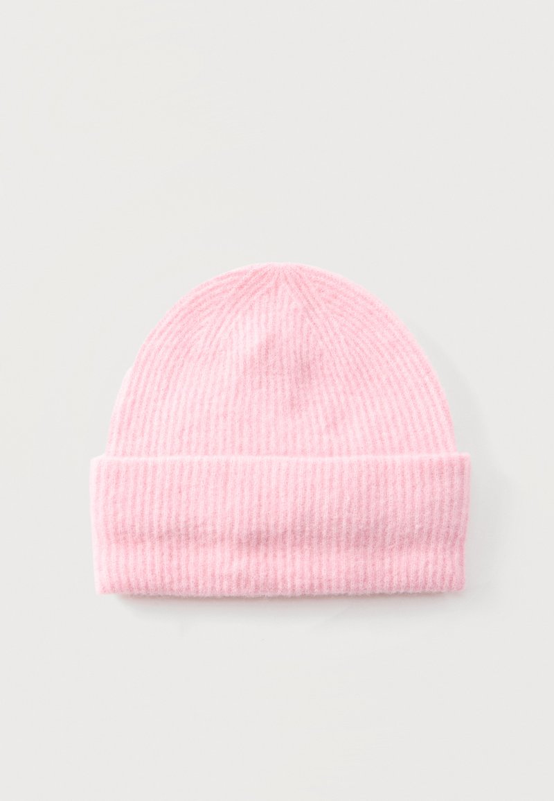 Bonnet en maille rose douce et côtelée avec un revers plié, présenté sur un fond neutre.