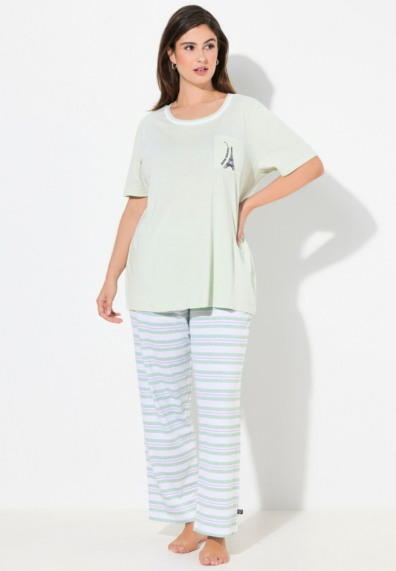Ljusgrön pyjamasuppsättning med en kortärmad topp som har ficka och Eiffeltårn-design, tillsammans med randiga byxor i grönt och vitt.