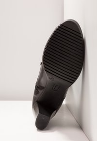 Tamaris Kozačky na platformě - black