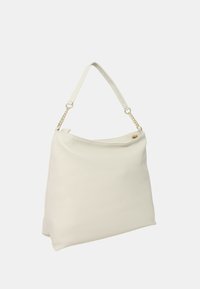 Borsa tote in pelle bianca con una superficie texturizzata, forma piatta e una tracolla con catena. Presenta un'apertura superiore e dettagli in oro discreti.