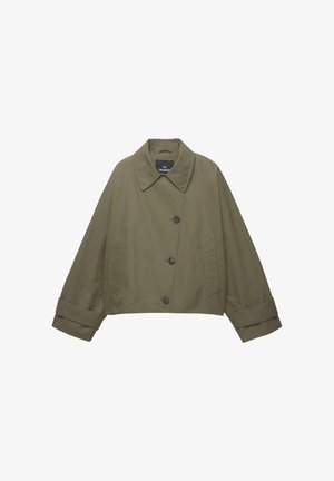 Olijfgroene cropped jack van gladde stof. Voorzien van een brede kraag, vier knopen en grote manchetten. Inclusief twee zijzakken.