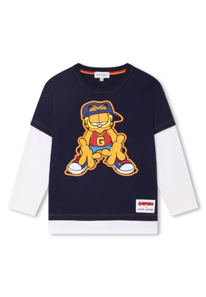 Marineblå og hvid lagdelt langærmet skjorte med en grafik af Garfield iført kasket, sneakers og en rød tanktop med mærket G.