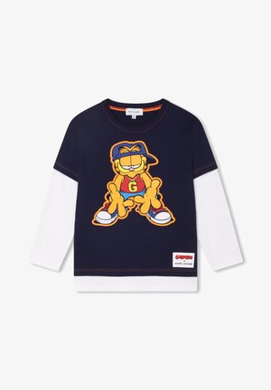 Marineblå og hvid lagdelt langærmet skjorte med en grafik af Garfield iført kasket, sneakers og en rød tanktop med mærket G.