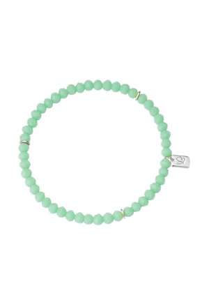 Bracelet extensible avec perles rondes facettées vert menthe et trois petits anneaux séparateurs en argent, avec un petit pendentif en argent au design gravé.