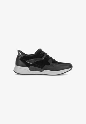 Zapatilla baja negra y gris oscuro con cierre de cordones y suela blanca, diseñada para uso casual.