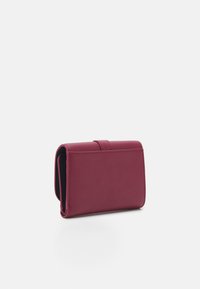 Tommy Hilfiger HERITAGE FLAP - Rahakott - rouge