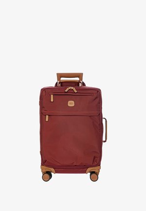 Rolgedeelte in bordeauxrood stof met tan accenten. Bevat een bovenhandgreep, soepele wielen en een voorvak met rits.