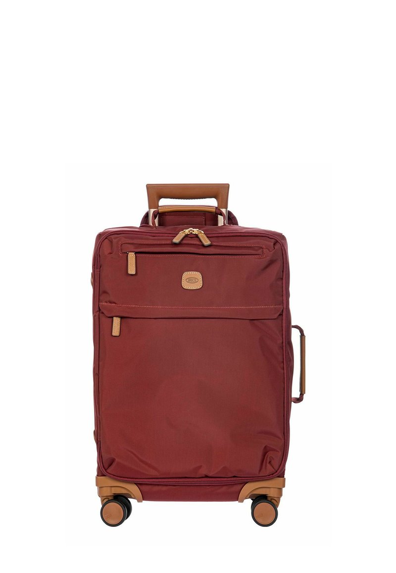 Valigia a rotelle in tessuto bordeaux con dettagli beige. Dotata di maniglia superiore, ruote fluide e una tasca anteriore con zip.
