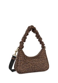 Sac à main à imprimé léopard avec une anse froncée, quincaillerie dorée et fermeture éclair. Fabriqué à partir de tissu texturé, avec une bandoulière noire en contraste.