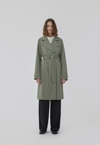 Modström HIRO - Trenchcoat - soft moss