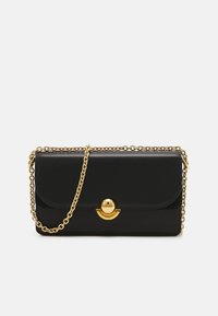 Borsa a tracolla in pelle nera con una catena dorata, chiusura frontale arrotondata e texture liscia. Presenta un design rettangolare classico con chiusura a patta.