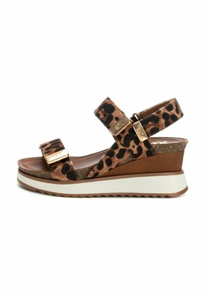 Sandalía de cuña con estampado de leopardo, que cuenta con correas ajustables dobles, un upper texturizado en marrón y una suela de goma blanca con un leve tacón.