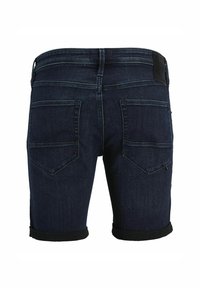 Shorts din denim de culoare bleumarin închis, cu un tiv răsucit, două buzunare laterale și o etichetă din piele neagră situată la talie.