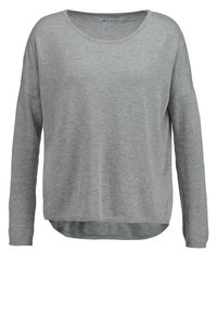 Grauer Langarmpullover mit weitem Ausschnitt, geripptem Muster und leicht verlängertem Rückensaum. Hergestellt aus einem weichen, leichten Material.